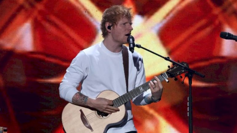 watch-ed-sheeran-lead-a-sing-along-at-an-nyc-bar