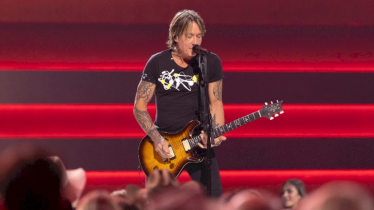 keith-urban-delivers-holiday-tidings-to-monroe-carell-jr.-children’s-hospital