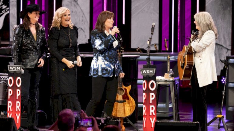 reba-mcentire-to-induct-suzy-bogguss-into-the-opry