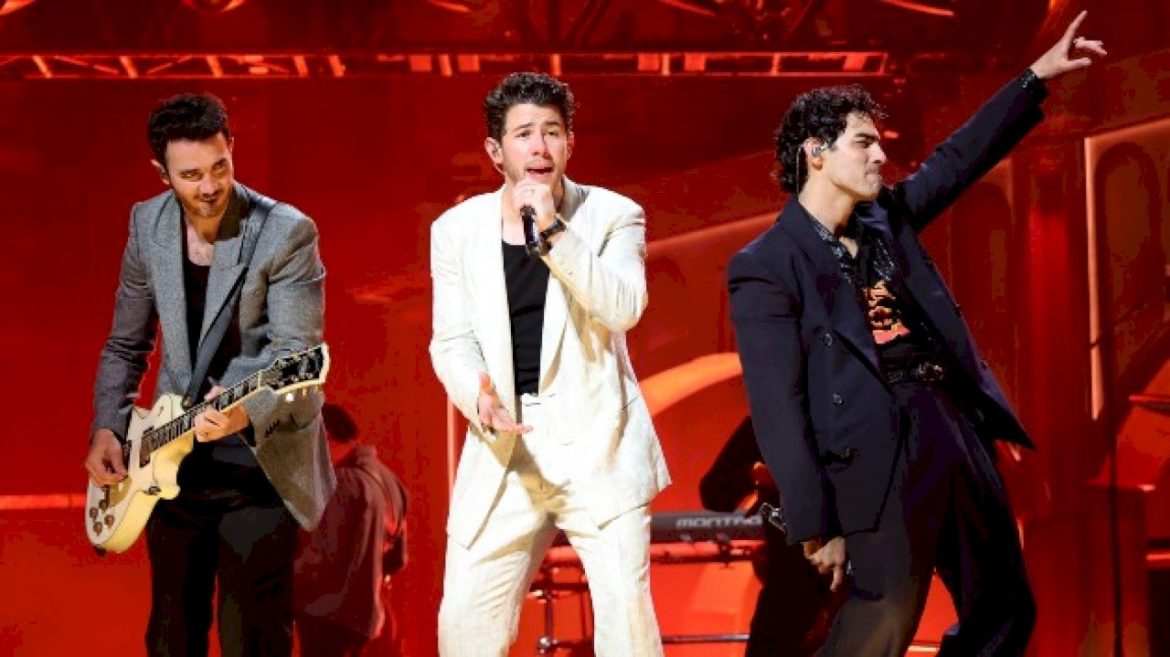 ahead-of-jonas-brothers’-christmas-break,-nick-reflects-on-their-tour:-‘there’s-been-so-many-moments’