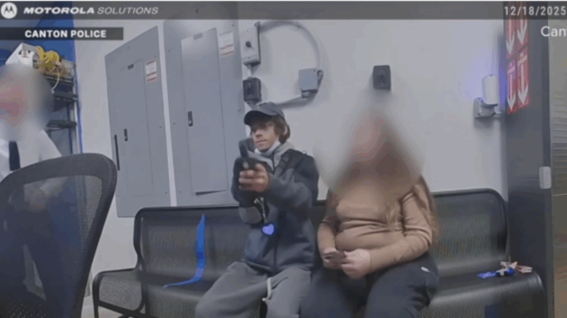 dramatic-video-captures-accused-shoplifter-allegedly-pulling-a-gun-on-ohio-police-officer