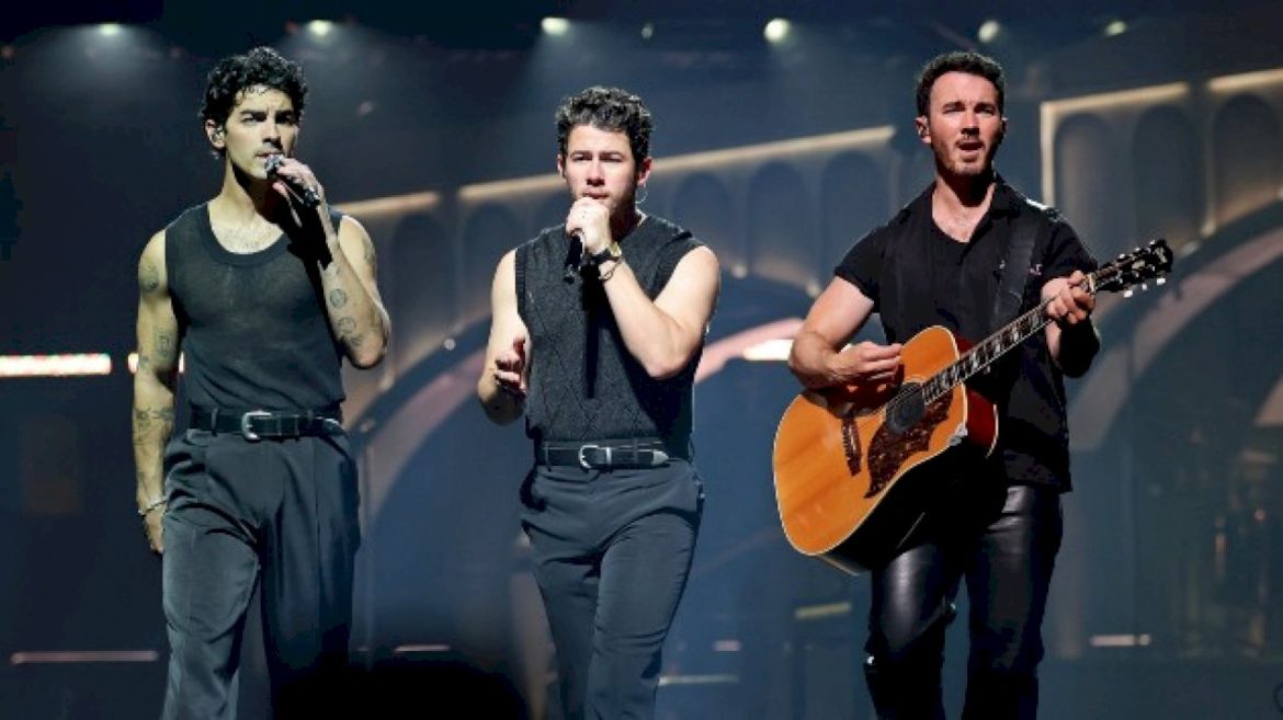 jonas-brothers-bring-out-multiple-guests-for-last-show-before-christmas