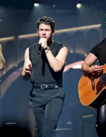 jonas-brothers-bring-out-multiple-guests-for-last-show-before-christmas