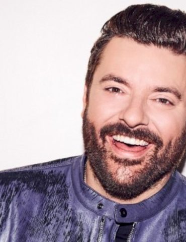 chris-young-sings-on-‘live-with-kelly-&-mark,’-says-first-holiday-tour-was-‘magical’