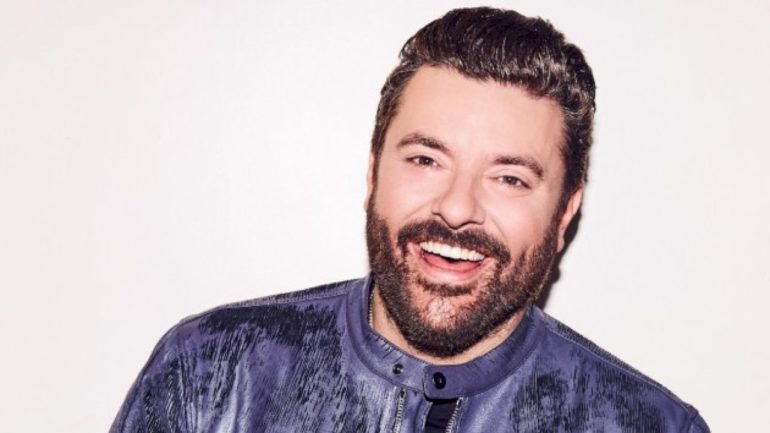 chris-young-sings-on-‘live-with-kelly-&-mark,’-says-first-holiday-tour-was-‘magical’