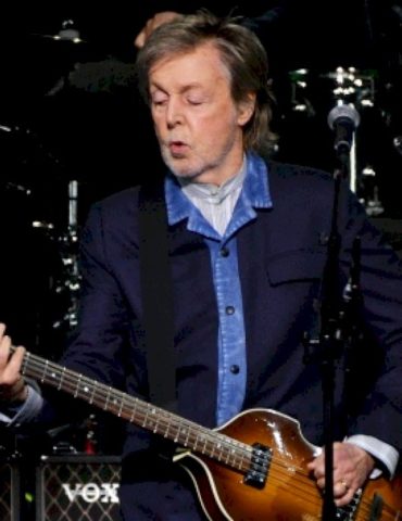 paul-mccartney-tops-‘billboard’-boxscore,-plus-the-beatles-drop-new-holiday-yule-log