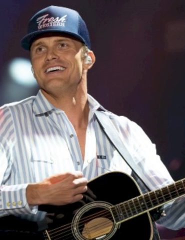 parker-mccollum-and-wife-expecting-second-child-in-2026