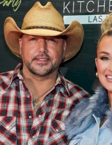 jason-aldean’s-family-grows-by-one-puppy-—-and-one-pig