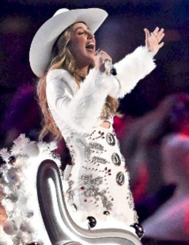 check-out-lainey-wilson’s-christmas-day-netflix-performance