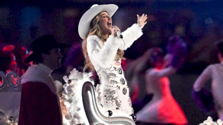 check-out-lainey-wilson’s-christmas-day-netflix-performance