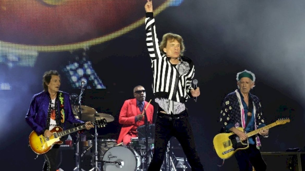 a-rolling-stones-collectible-mini-turntable-to-be-released-for-record-store-day