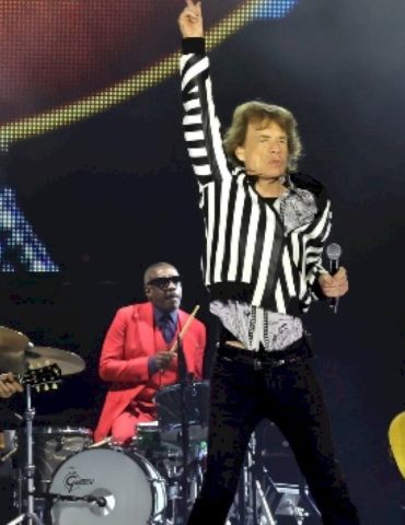 a-rolling-stones-collectible-mini-turntable-to-be-released-for-record-store-day