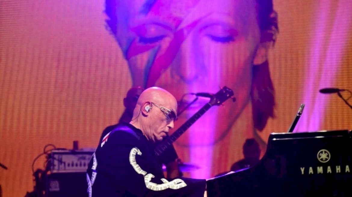 david-bowie’s-longtime-pianist-mike-garson-recalls-their-last-conversation
