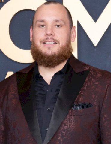 luke-combs-is-loving-‘days-like-these’-heading-into-2026