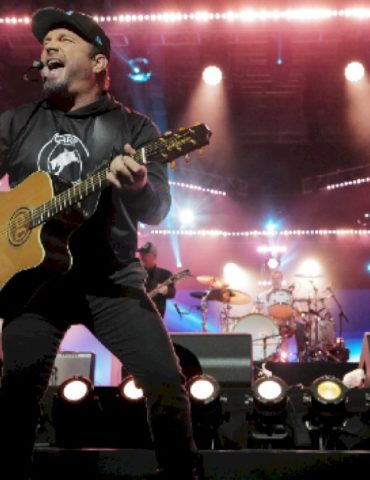 is-garth-brooks-planning-to-tour-the-second-half-of-2026?