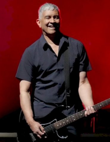 foo-fighters’-pat-smear-to-miss-shows-following-‘bizarre-gardening-accident’
