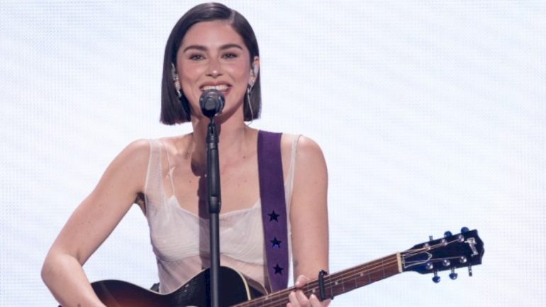 gracie-abrams-says-it’s-driving-her-‘crazy’-to-sit-on-her-new-music