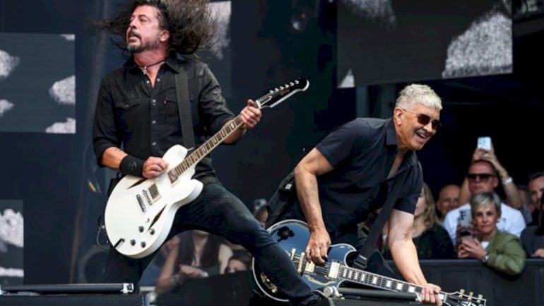 foo-fighters-dedicate-‘my-hero’-to-pat-smear-at-first-show-of-2026
