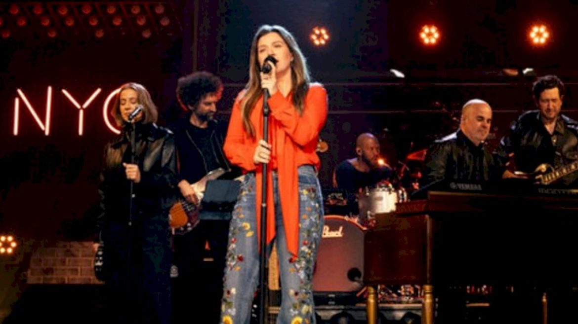 kelly-clarkson-acknowledges-that-the-past-year-has-been-‘a-lot’-for-her-family