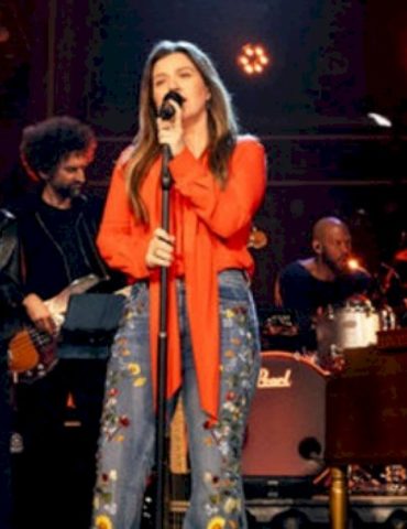 kelly-clarkson-acknowledges-that-the-past-year-has-been-‘a-lot’-for-her-family