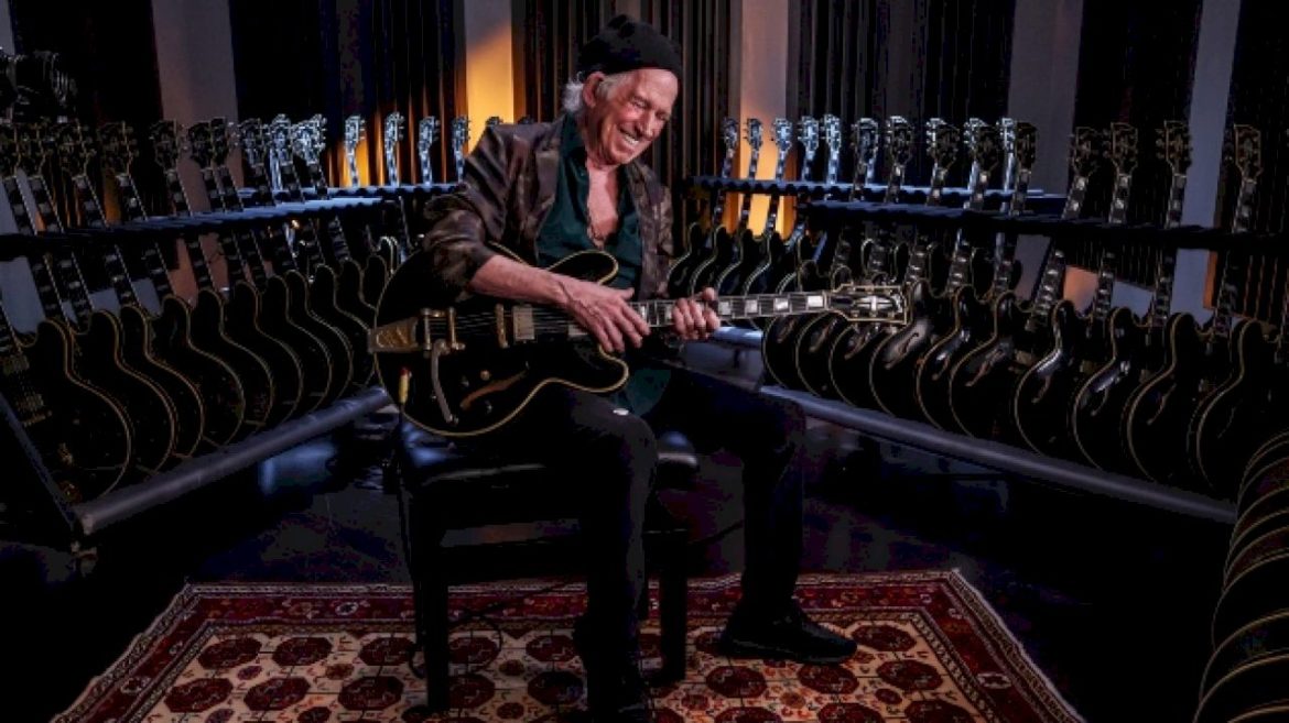gibson-debuts-keith-richards-signed-replicas-of-his-famous-es-355-guitar
