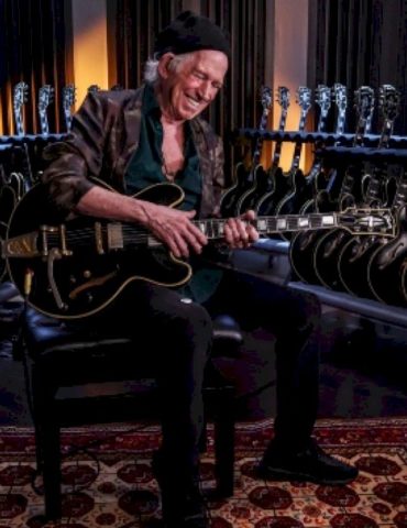 gibson-debuts-keith-richards-signed-replicas-of-his-famous-es-355-guitar