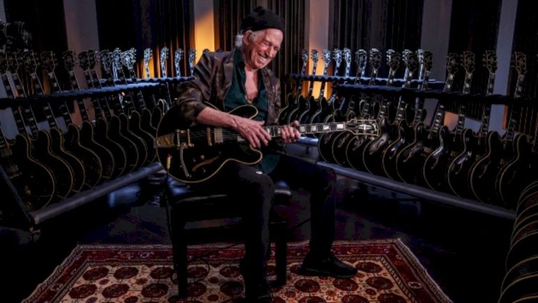 gibson-debuts-keith-richards-signed-replicas-of-his-famous-es-355-guitar