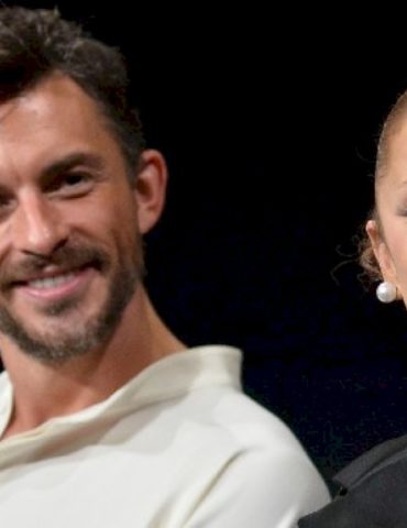 ‘wicked’-co-stars-ariana-grande-and-jonathan-bailey-seemingly-confirm-‘sunday-in-the-park-with-george’-revival