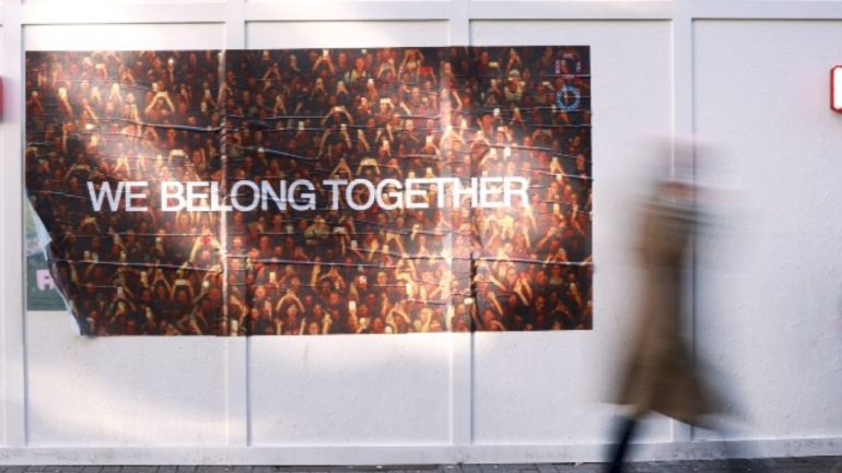 harry-styles-texts-fans-music-clip-as-anticipation-for-new-album-grows