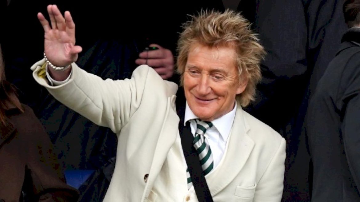 see-rod-stewart-lead-a-pub-sing-along-in-scotland