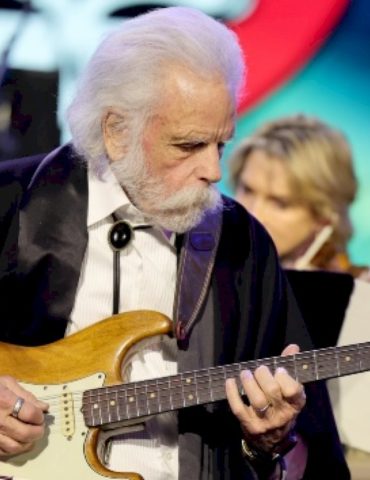 paul-mccartney-pays-tribute-to-bob-weir:-‘a-great-musician-who-inspired-many-people-of-many-generations’
