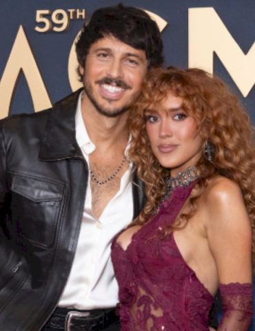 ‘two-broken-hearts’-morgan-evans-+-laci-kaye-booth-step-out-with-new-duet