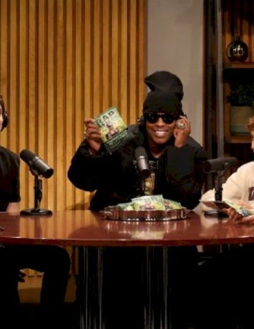 sabrina-carpenter-makes-surprise-cameo-on-‘snl’