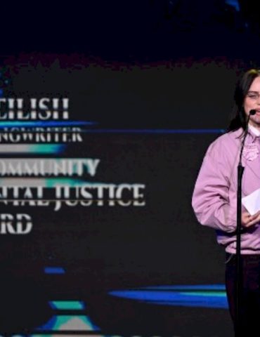 billie-eilish-receives-mlk-jr.-beloved-community-environmental-justice-award
