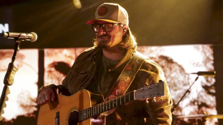 ‘billboard’-cues-up-hardy’s-‘favorite-country-song’-at-#1