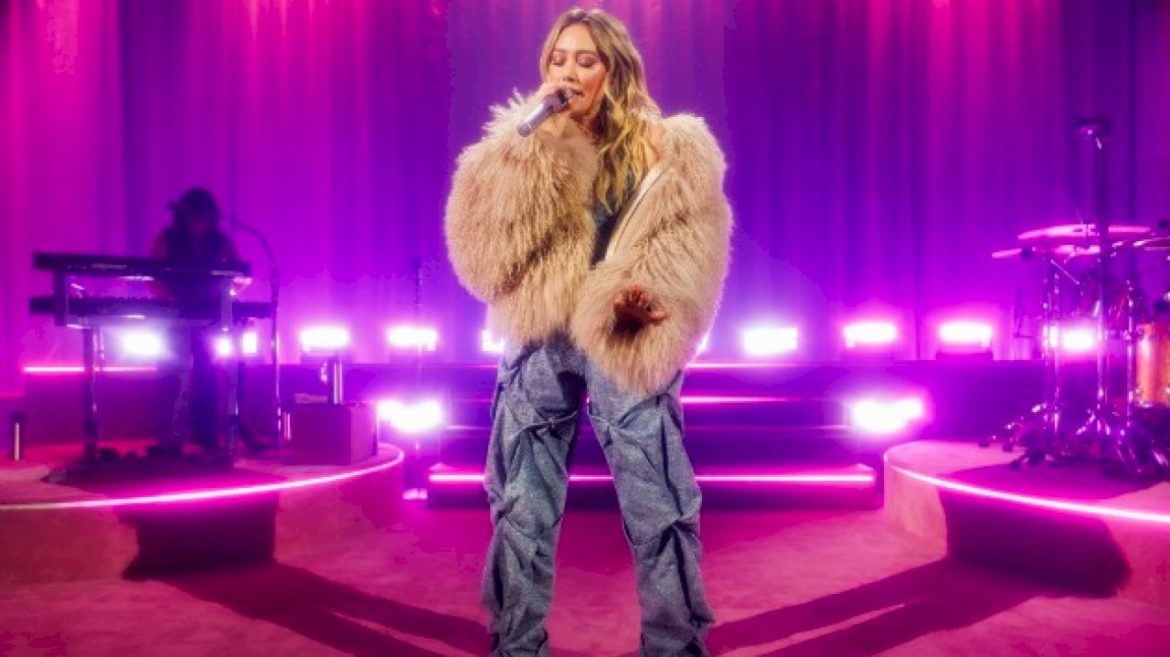 hilary-duff-plays-first-live-show-in-10-years