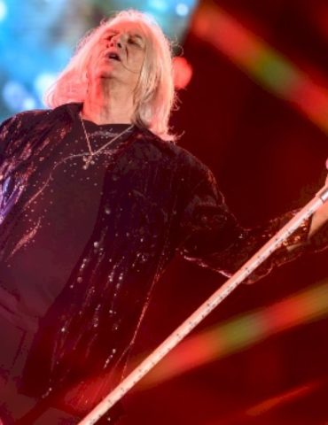 def-leppard-fans-‘rejoice’-as-band-teases-new-music