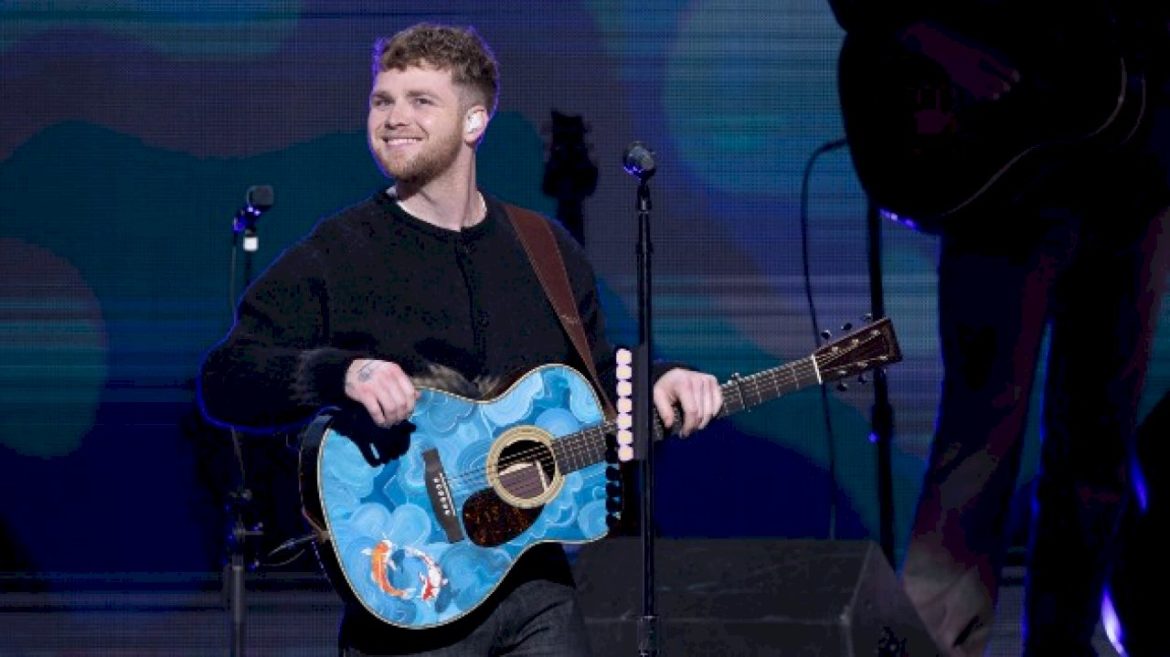 alex-warren-on-the-secret-to-his-extra-‘ordinary’-success:-‘i-just-got-lucky’