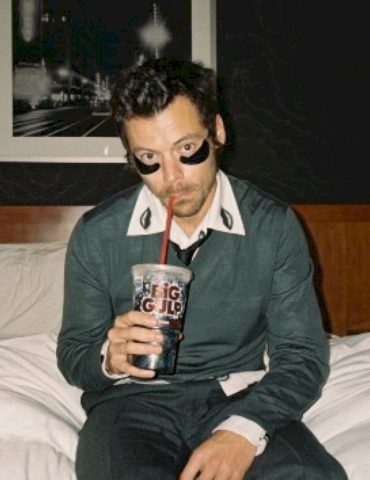 watch-harry-styles-tumble-and-dance-through-a-hotel-in-‘aperture’-video