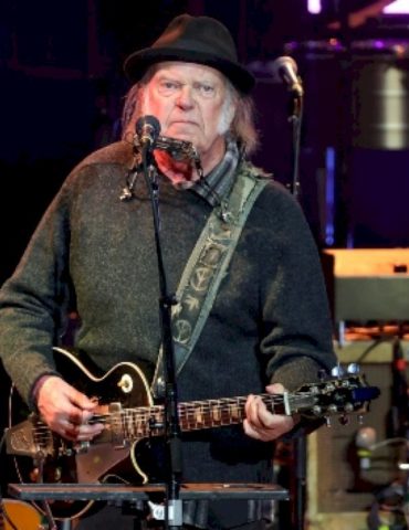 neil-young-offers-greenland-residents-free-access-to-his-archives