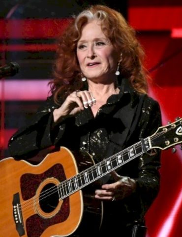 bonnie-raitt-adds-more-2026-tour-dates