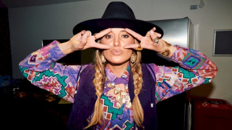 ‘lainey-wilson:-keepin’-country-cool’-comes-to-netflix-april-22