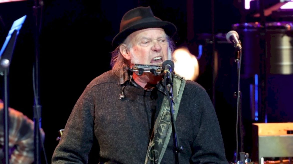 neil-young-takes-aim-at-verizon-and-apple-over-trump-support