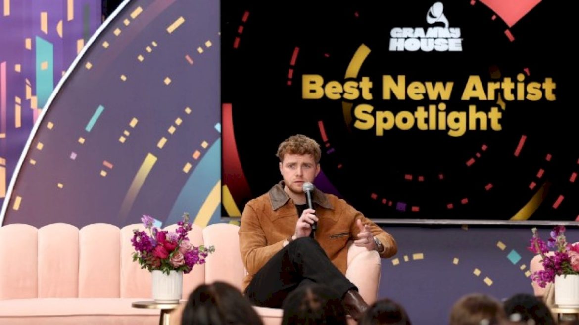 alex-warren-visits-parents’-graves-ahead-of-grammys:-‘i-know-they’re-watching’