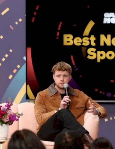 alex-warren-visits-parents’-graves-ahead-of-grammys:-‘i-know-they’re-watching’