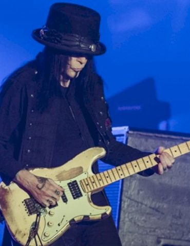 mick-mars-lawyer-responds-to-motley-crue:-‘mick-will-maintain-his-dignity’