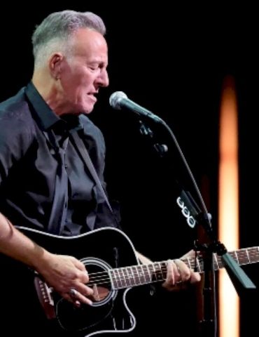 bruce-springsteen-performs-‘streets-of-minneapolis’-at-tom-morello’s-minneapolis-concert-protesting-ice