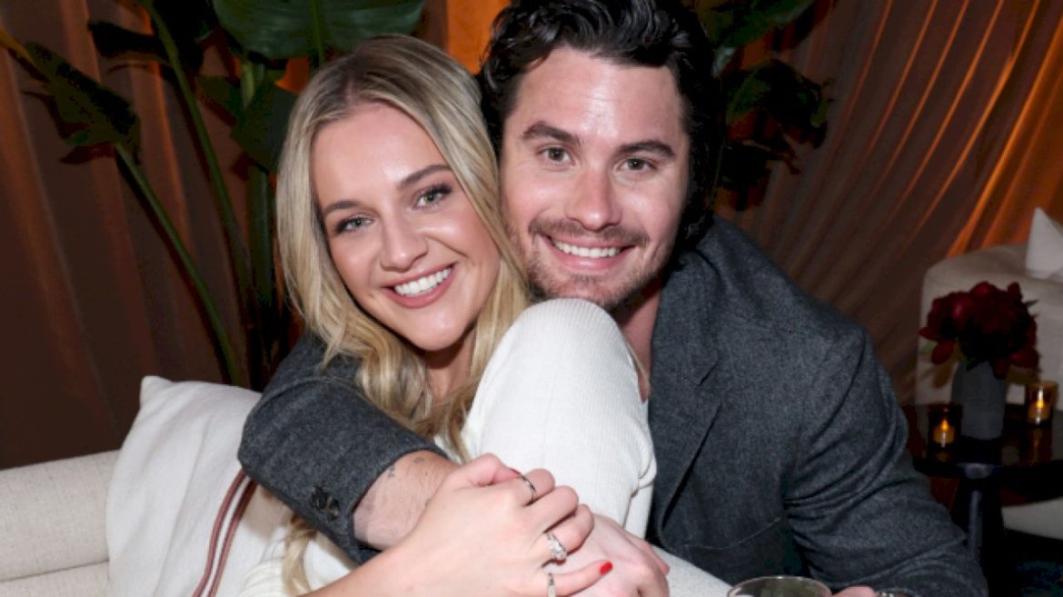 kelsea-ballerini-offers-update-on-relationship-with-chase-stokes