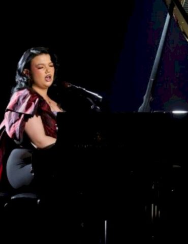 grammy-winner-lola-young-to-perform-at-elton-john’s-oscar-viewing-party