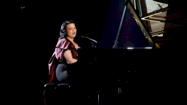 grammy-winner-lola-young-to-perform-at-elton-john’s-oscar-viewing-party